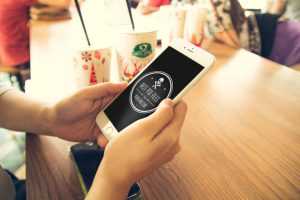 8 Free iPhone 6 PSD Mockups