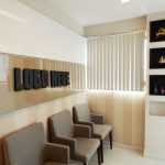 Black Logo Mockup on Office Waiting Room Wall - Download Grátis Black Logo Mockup on Office Waiting Room Wall