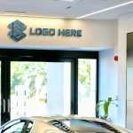 Car Showroom Logo Mockup With Glass Effects - Download Grátis Car Showroom Logo Mockup With Glass Effects