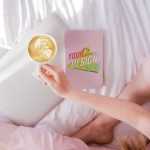 Cozy Coffee with Book Cover Mockup - Download Grátis Cozy Coffee with Book Cover Mockup