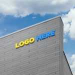 Free 3D Logo Sign on Building Facade Wall Mock-Up - Download Grátis Free 3D Logo Sign on Building Facade Wall Mock-Up