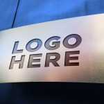 Free Metal Board Logo Mockup - Download Grátis Free Metal Board Logo Mockup