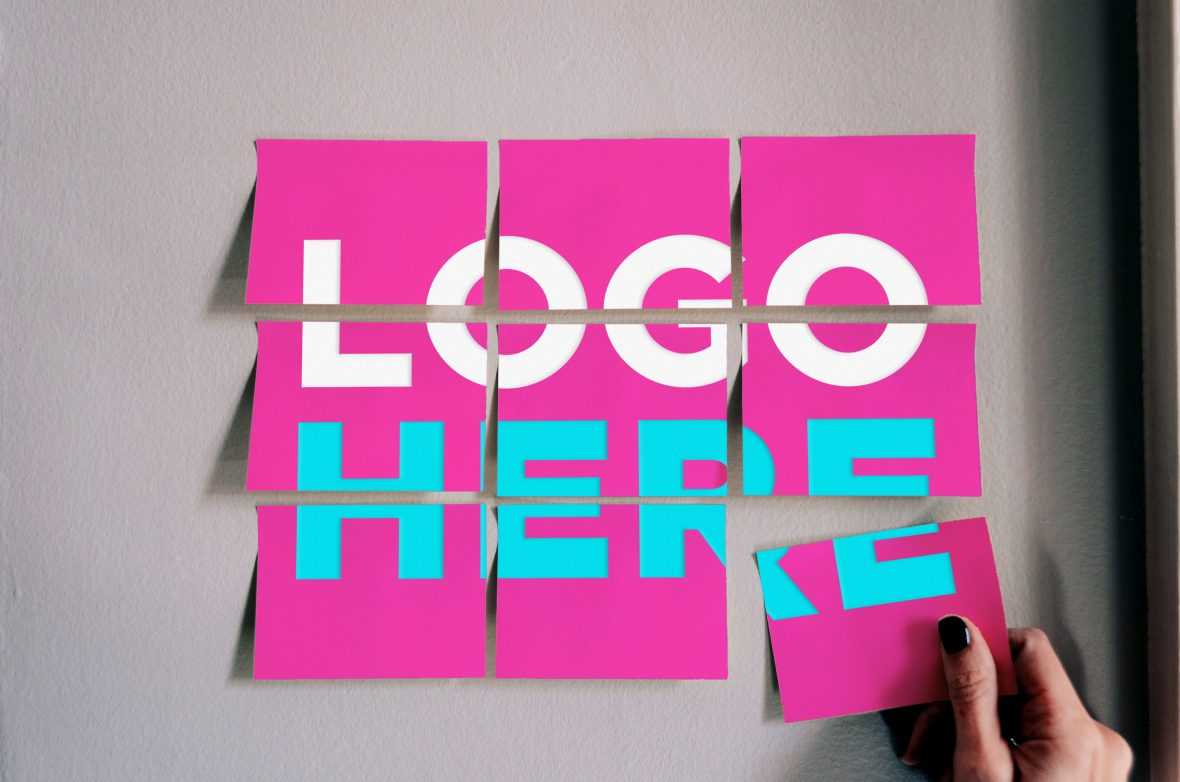 Free Sticky Notes Logo Mockup
