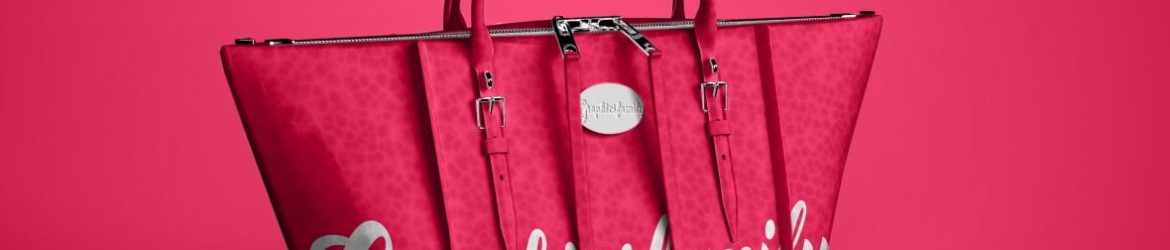 Free Woman Fashion Bag Mockup