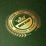 Golden Logo Mockup on Green Surface - Download Grátis Golden Logo Mockup on Green Surface