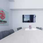 Professional 3D Logo Mockup Display on Glass Surface - Download Grátis Professional 3D Logo Mockup Display on Glass Surface