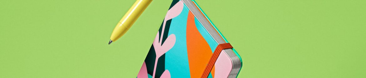 Free Falling Pocket Notebook Mockup PSD