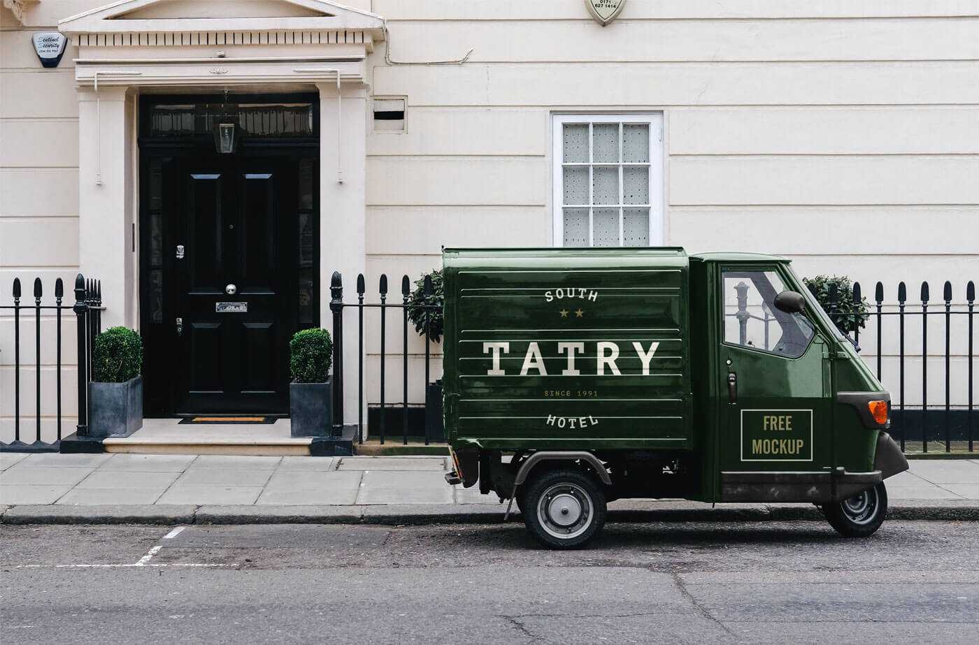 Free Piaggio Ape Food Truck Mockup PSD