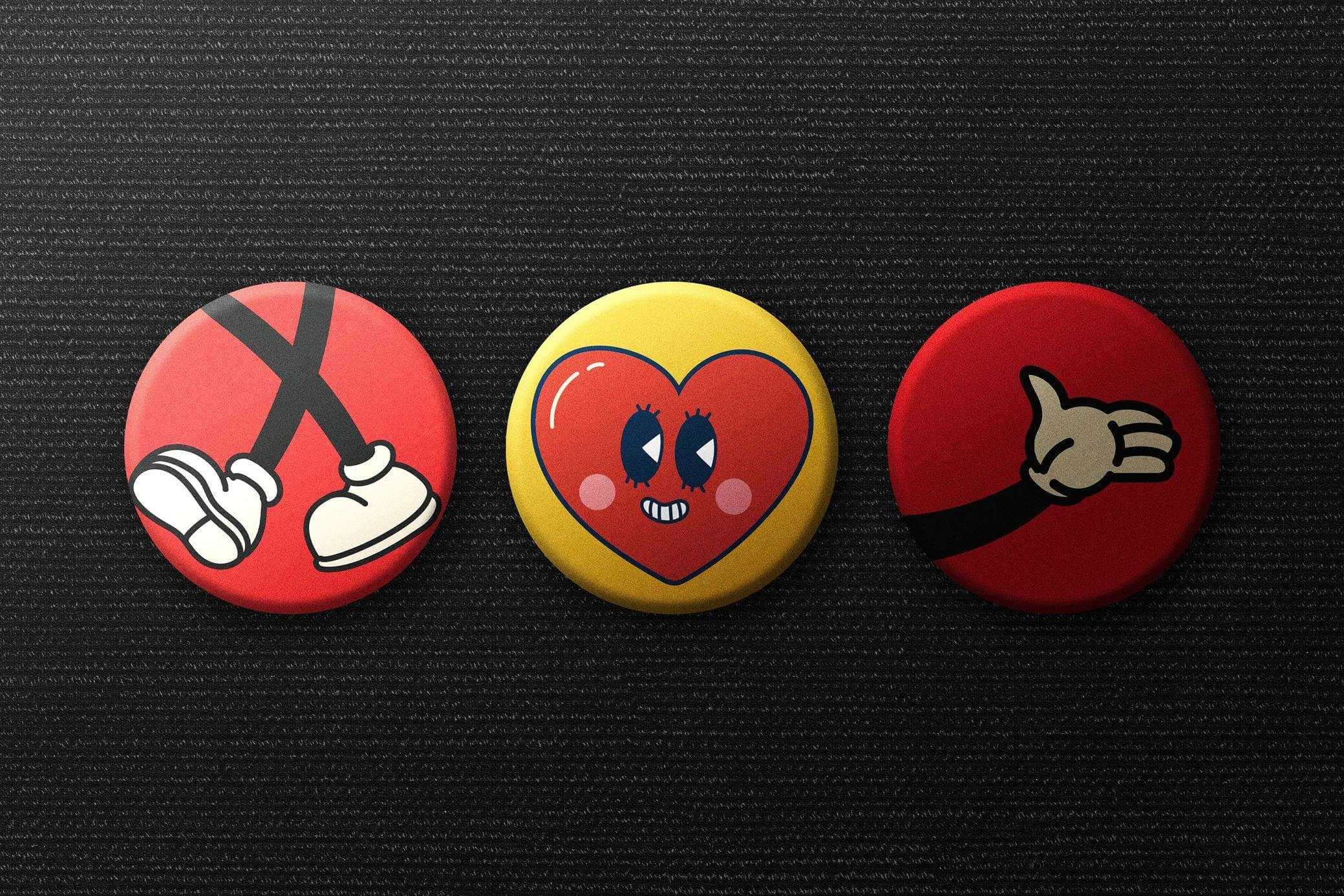 Free Round Pin Badge Mockup PSD set PSD