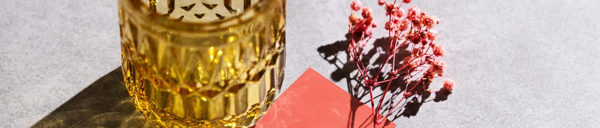 Free business card with glass vase mockup