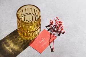 Free business card with glass vase mockup