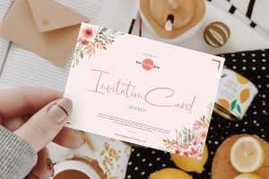 Free Girl Showing Invitation Card Mockup (PSD)