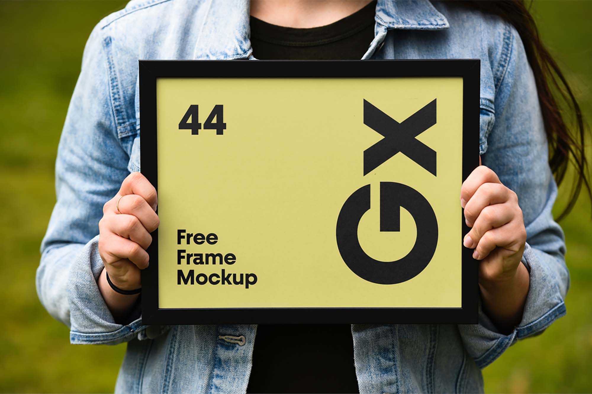 Free Horizontal Frame Mockup (PSD)