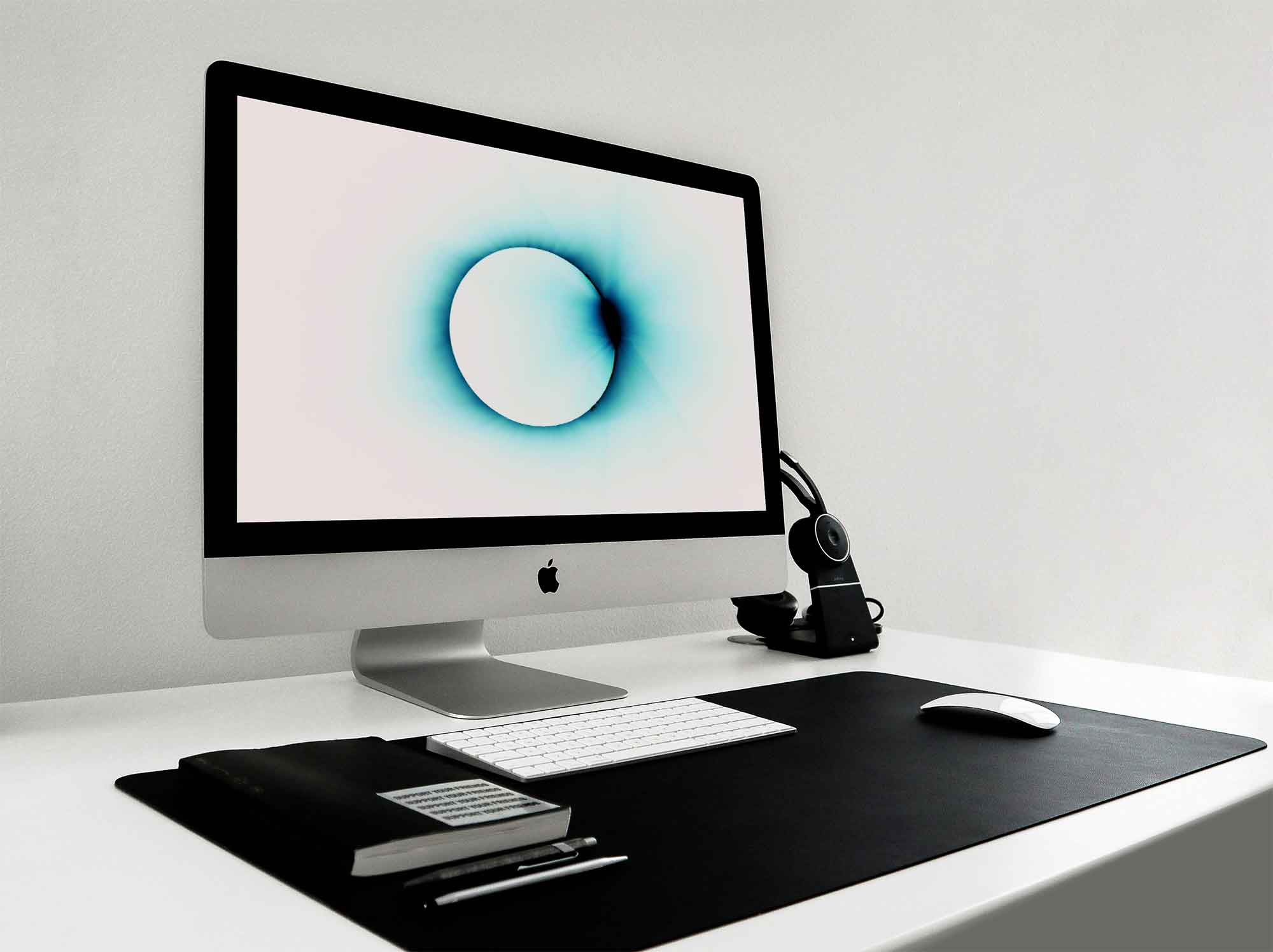 Free iMac Pro Mockup (PSD)
