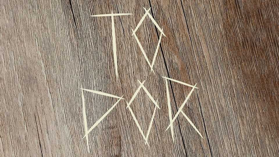 Topor Font › Fontesk